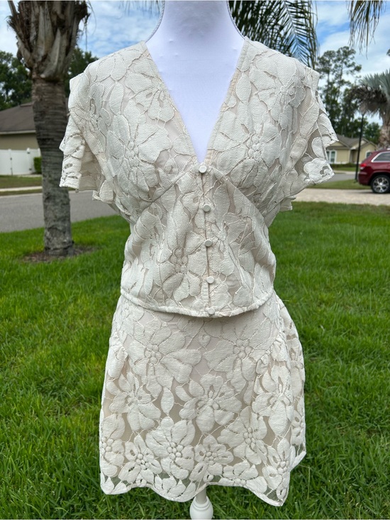 Express Dresses & Skirts - NWT🌷EXPRESS Lace Floral V-Neck Flutter Sleeve Top & Mini Skirt